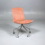 Begagnad stol på hjul Day III från Gärsnäs. I rosa färg och kromat underrede. Mått: Bredd 63 cm, Djup 62 cm, Höjd 83.5 cm, Sitthöjd 45 cm. 