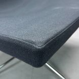 Begagnad fåtölj Bond från Offecct. I grått tyg med ett kromat kryssunderrede. Mått: bredd 68 cm, djup 67 cm och höjd 69 cm. 
