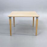 Begagnat soffbord från Kinnarps modell Combine i ek. Mått: bredd 80 cm x höjd 55 cm x djup 80 cm. 