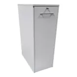Begagnat towerskåp med placering till höger från SA Möbler i vit färg. Mått: höjd 122 cm, bredd 45 cm, djup 84 cm. 