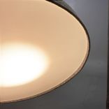 Begagnad taklampa från Valoa, modell Noa. Rund form klädd i grått filtmaterial. Mått: Diameter på 50 cm. 
