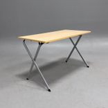 Begagnat hopfällbart bord EDUX från Kinnarps med bordsskiva i björk och stativ i silver. Mått: bredd 120 cm, djup 60 cm, höjd 72 cm. 