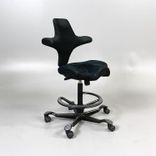Begagnad kontorsstol Capisco 8106 med sadelsists i svart från HÅG. Mått: Justerbar sitthöjd mellan 47 cm och 65.5 cm. 