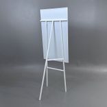 Begagnad whiteboard/blädderblockställ One från Lintex. Vit tavla kombinerat med blädderblocksställ på ett golvstativ. Mått: Bredd 70 cm, Höjd 196 cm. 
