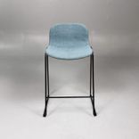 Begagnad barstol Neo från Materia med blågrön klädsel, svart underrede och integrerat fotstöd. Mått: bredd 55 cm, djup 46 cm, höjd 83 cm, sitthöjd 63 cm. 
