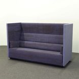 Begagnad soffa med hög rygg Float High Large från Offecct. Blåsvartmelerat tyg med inslag av lila och sidosektioner i ljusare ulltyg. Mått: Höjd: 131 cm, Bredd: 213 cm, Djup: 90 cm. 