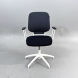 Begagnad konferensstol Invite från Savo med svart sits, mörkgrå rygg, vitt underrede och armstöd. Sitthöjd 41–52 cm. 