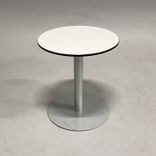 Begagnat soffbord med rund vit bordsskiva med fasade kanter samt ett silverfärgat pelarstativ. Mått: Diameter 50 cm, höjd 52 cm. 