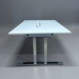 Begagnat konferensbord Snitsa från SA Möbler med vit bordsskiva, kromat stativ, powerbox och kabelhål. Mått: Bredd: 210 cm, Djup 120 cm, Höjd 72 cm. 