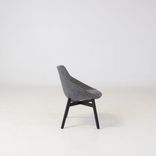 Begagnad fåtölj Ezy Low från Offecct i mörkgrått tyg. Mått: sitthöjd 43 cm, höjd 81 cm, sittbredd 46 cm och sittdjup 44 cm. 