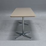 Begagnat cafébord Centrum från Materia. Med ljusbrun bordsskiva med kromade pelarstativ. Mått: Bredd 180 cm, Djup 70 cm, Höjd 72 cm. 