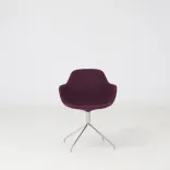 Begagnad fåtölj Palma Meeting från Offecct i lila tyg med kromat krysstativ. Mått: höjd 81 cm, sitthöjd 45 cm, bredd 61 cm och djup 59 cm. 