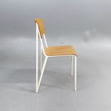 Begagnad matstol Petit från HAY med sits och rygg i ek samt vita ben. Mått: bredd 52.5 cm, djup 50 cm, Höjd 83 cm, Sitthöjd 47 cm. 