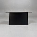 Begagnat soffbord Metal Side Table Large från Vitra i svart. Mått: bredd 70 cm, djup 31.5 cm och höjd 35.5 cm. 