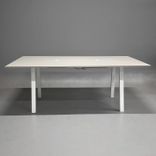 Begagnat projektbord modell VX Projekt från Horreds i gråbeige bordsskiva med vitt stativ. Mått: bredd 240 cm, djup 140 cm, höjd av 90 cm. 