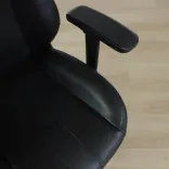 Begagnad Gamingstol/kontorsstol Phoenix Tier 3 från Svivs i svart. Mått: Sitthöjd: 44-51 cm, Sittdjup: 51 cm, Sittbredd: 51 cm. 