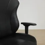 Begagnad Gamingstol/kontorsstol Phoenix Tier 3 från Svivs i svart. Mått: Sitthöjd: 44-51 cm, Sittdjup: 51 cm, Sittbredd: 51 cm. 