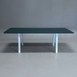 Begagnat konferensbord Collaborate från EFG med mörkgrön bordsskiva, vita A-formade ben. Mått: Bredd 220 cm, djup 90 cm, höjd 72 cm.  