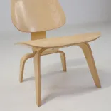 Begagnad fåtölj Plywood Group LCW från Vitra i formpressad plywood. Mått: Höjd 66 cm, sitthöjd 38 cm, bredd 60 cm och djup 60 cm. 