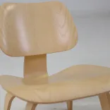 Begagnad fåtölj Plywood Group LCW från Vitra i formpressad plywood. Mått: Höjd 66 cm, sitthöjd 38 cm, bredd 60 cm och djup 60 cm. 