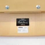 Begagnad fåtölj Plywood Group LCW från Vitra i formpressad plywood. Mått: Höjd 66 cm, sitthöjd 38 cm, bredd 60 cm och djup 60 cm. 