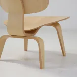 Begagnad fåtölj Plywood Group LCW från Vitra i formpressad plywood. Mått: Höjd 66 cm, sitthöjd 38 cm, bredd 60 cm och djup 60 cm. 