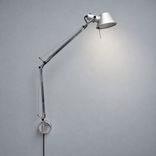 Begagnad vägglampa Tolomeo från Artemide i aluminium med flexibel, ledad arm. Mått: Höjd 67–131 cm och längd 81–126 cm.