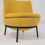 Begagnad gul fåtölj Pod Lowback från Jonas Ihreborn. Mått: Sitthöjd 44 cm, höjd 75 cm, sittbredd 68 cm och sittdjup 50 cm.