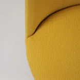 Begagnad gul fåtölj Pod Lowback från Jonas Ihreborn. Mått: Sitthöjd 44 cm, höjd 75 cm, sittbredd 68 cm och sittdjup 50 cm.