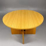 Begagnat runt konferensbord Androgyne från Audo Copenhagen i ek. Mått: Diameter 120 cm och höjd 74 cm. 