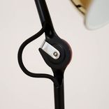 Begagnad bordslampa modell N205 Lampe Gras från DCW éditions. Tillverkad av robust stål i mässing och svart bas, Höjd 65 cm, lampskärmen 14 cm i diameter och basen mäter cirka 17 cm. 