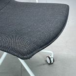 Begagnad stol med hjul Comet Sport från Lammhults i mörkgrått tyg med armstöd och stativ i vitt. Mått: bredd 58 cm, djup 58 cm, höjd 77 cm, sitthöjd 45,5 cm. 
