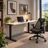 Begagnad kontorsgrupp med höj- och sänkbart skrivbord från Ikea samt kontorsstol Sayl från Herman i svart och vitt. Mått: Bredd 160 cm, Djup 80 cm, höjd 70–120 cm. 