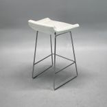 Begagnad barstol från Swedese modell Happy. Sits klädd i benvitt tyg med ett kromat stativ. Mått: Bredd 48 cm, Djup 41 cm, Höjd 71 cm, Sitthöjd 65 cm. 