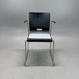 Begagnad konferensstol Chair 69 från Blå Station. Svart stomme med ljusgrå klädsel och ett kromat underrede. Mått: Bredd 50 cm, Djup 57 cm, Höjd 81.5 cm, Sitthöjd 47 cm. 