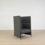 Begagnad fåtölj med hög rygg från Arflex. I mörkt grått tyg. Mått: bredd 81 cm, djup 74 cm, sittdjup 59 cm. Ryggen ger ökad komfort och privatliv. 