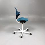 Begagnad kontorsstol med sadelsits Capisco Puls 8020 från HÅG i blått. Mått: Höjd 47 cm - 56 cm. 