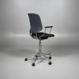 Begagnad stol med hjul från Savo, Invite High i mörkgrå/svart färg. Stolen har svängbara hjul, armstöd, justerbar sitthöjd mellan 65 till 85 centimeter och ett kromat underrede. Den erbjuder bra komfort för långa sessioner.