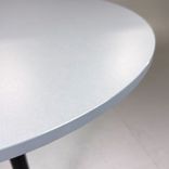 Begagnat barbord Feather från Edsbyn med mörkgrå rund bordsskiva och svart stativ. Mått: Diameter 70 cm och höjd 110 cm. 