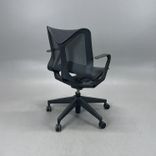 Begagnad kontorsstol Cosm Low med armstöd från Herman Miller i grå mesh. Mått: sitthöjd 40,9–54,4 cm. 
