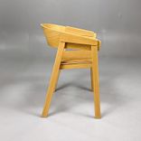 Begagnad Muuto Cover Armchair i ek med ljusbrun klädd sits, armstöd och rundad rygg. Bredd 56,5 cm, djup 46 cm och höjd 76 cm.