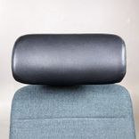 Begagnad kontorsstol Capella från Kinnarps i blågrön klädsel med armstöd, nackstöd i skinn. Mått: Sitthöjd 45–58 cm. 
