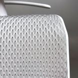 Begagnad kontorsstol ID Mesh från Vitra ljusgrå mesh med grått nackstöd, armstöd, klädhängare och kromat underrede. Mått: Sitthöjd 40–52 cm.
