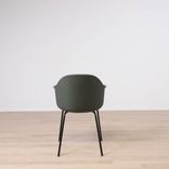 Begagnad konferensstol Harbour Dining chair från Audo Copenhagen i mörkgrönt. Ben i pulverlackerat stål. Mått: bredd 59 cm, höjd 79 cm, djup 52 cm, sitthöjd 46 cm. 