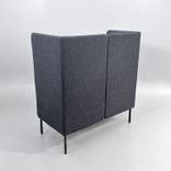 Begagnad soffa med hög rygg Senso från Fora Form i grått med svarta ben. Mått: Bredd 132 cm, Djup 66 cm, Höjd 120 cm, Sitthöjd 46 cm. 