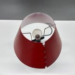 Begagnad bordslampa Costanza från Luceplan i rött. Mått: Bredd 40 cm, höjd 80 cm och fot 18 cm. 