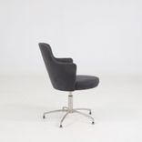 Begagnad konferensstol Zen från Gärsnäs med grå Alcantaraklädsel, underrede i aluminium. Mått: Höjd 83 cm, sitthöjd 45 cm, sittbredd 49 cm. 