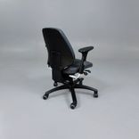 Begagnad kontorsstol Active 222 från RH i grått tyg med svart rygg och armstöd. Mått: Sitthöjd 44–58 cm. 