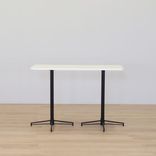 Begagnat barbord X-bone från Johanson Design i vitt med svart stativ. Mått: längd 135 cm, bredd 53 cm och höjd 90 cm. 