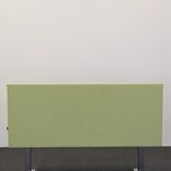 Begagnad bordsskärm från Ragnars i grönt tyg. Mått: längd 160 cm, bredd 67 cm och djupet 3 cm. 